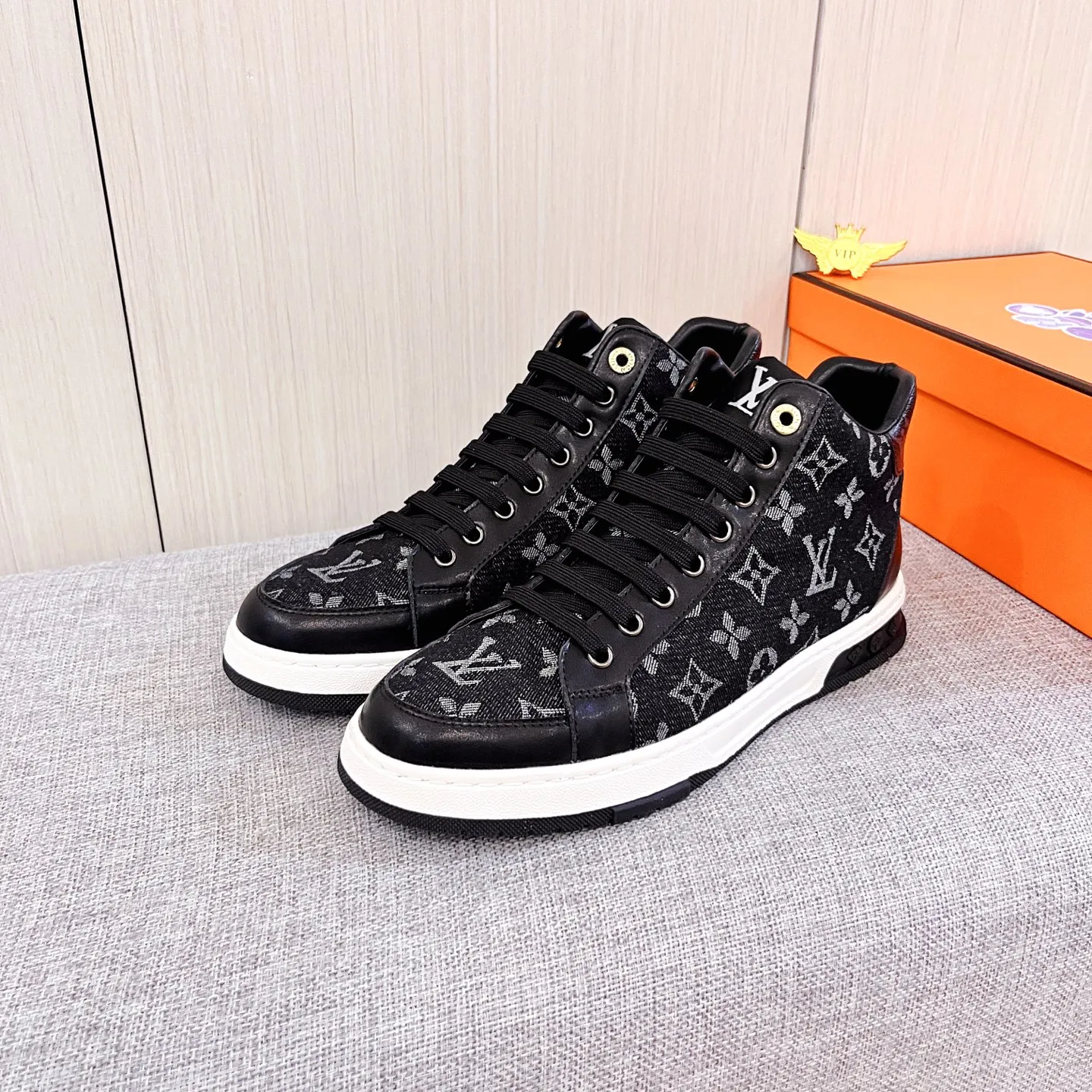 🚘🚘Factory batch 440💰👍[LV]🔥🔝Louis Vuitton, high-end men's shoe brand, official website 1:1 latest masterpiece: the upper is made of Italian official website original special technical cloth fabric 🔥Original comfortable and breathable lining ➕Original designated non-slip outsole 🔥Make walking more convenient and comfortable! An exclusive new model, a stunning work, a beautiful 1:1 replica [color] compared to the official quality! Create a fashionable personality to set off your uniqueness! A must-have for trendy men! 🔥, sizes: 38-44. color:.    2⃣️colors available🔥